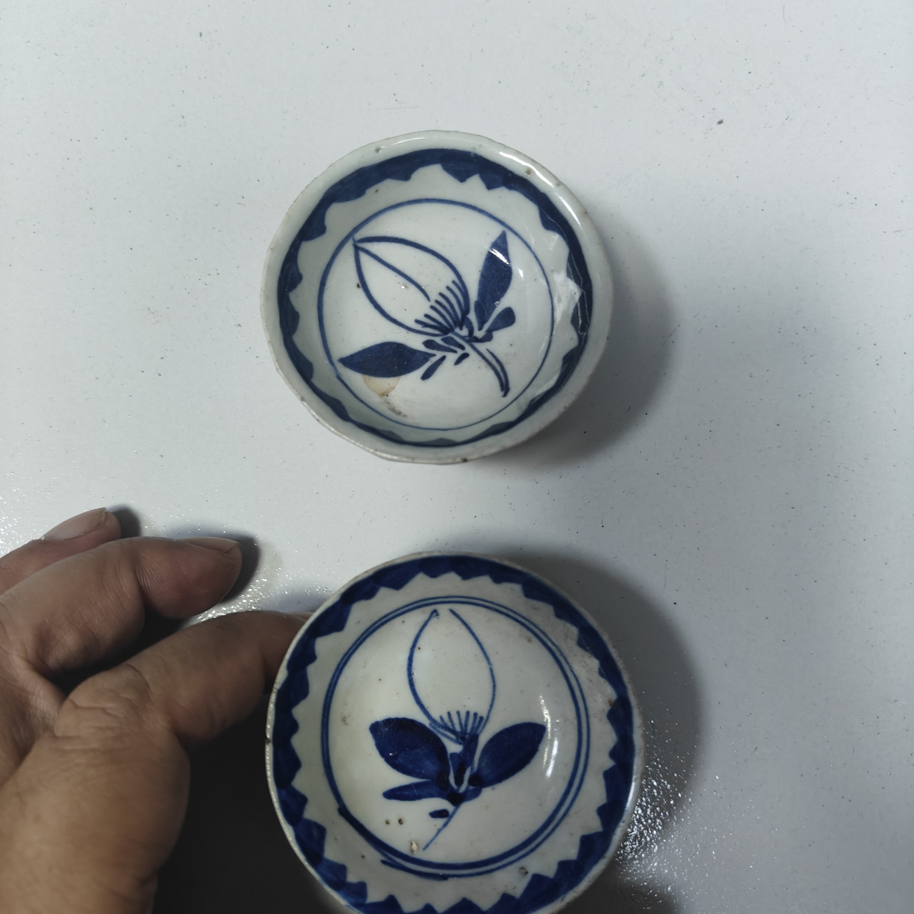 青花叶子小碟子两个微瑕