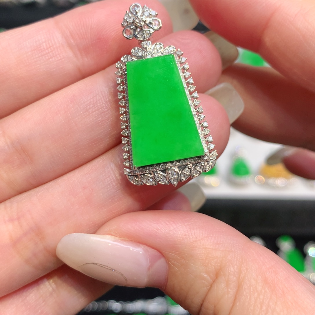 翡翠18K金镶嵌颈饰