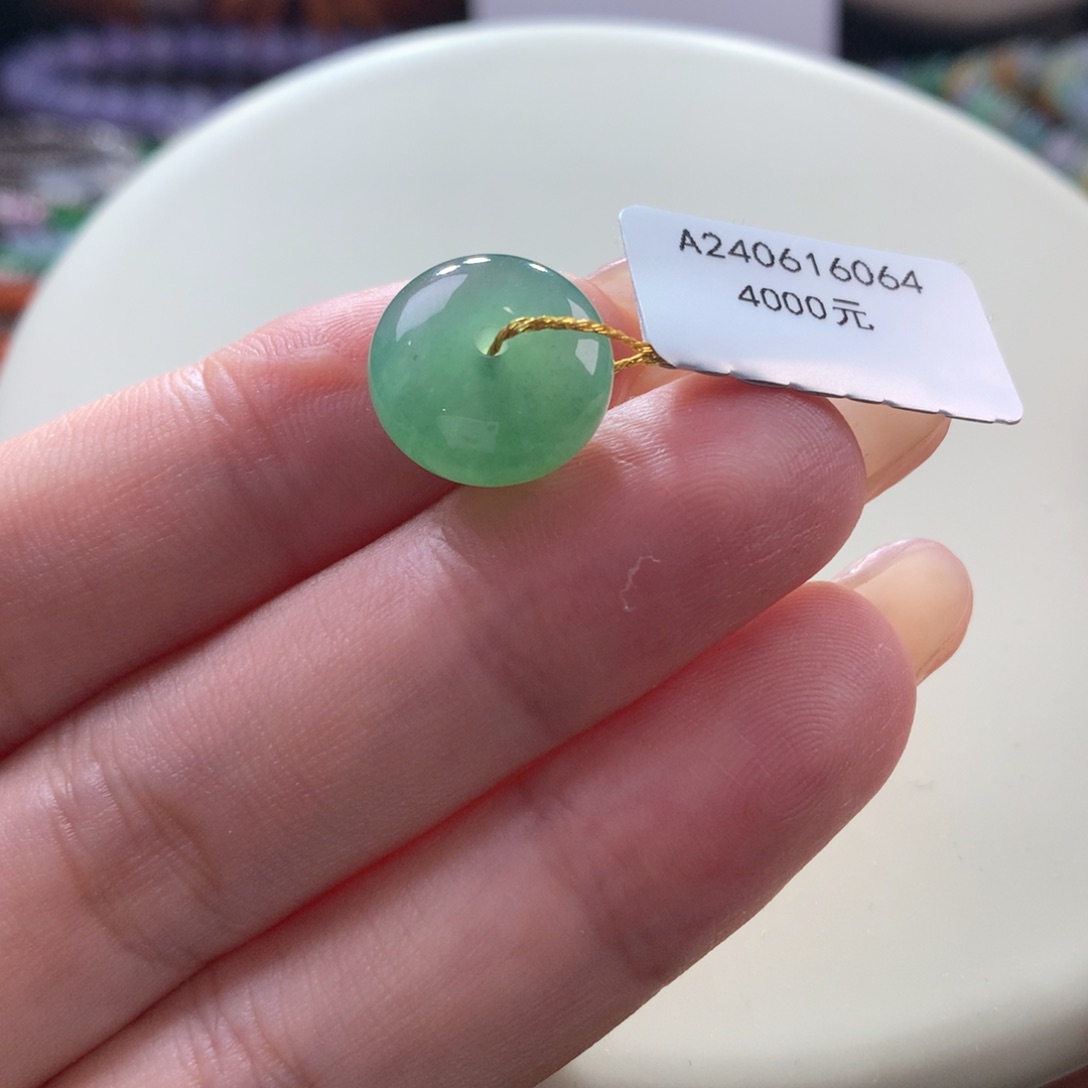 翡翠颈饰未镶嵌翡翠冰甜绿平扣