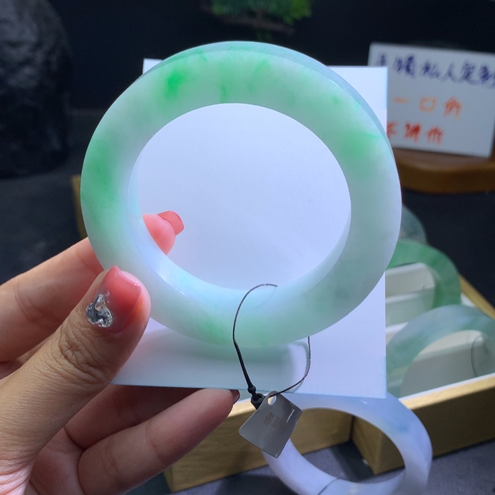 定制翡翠未镶嵌翡翠手镯