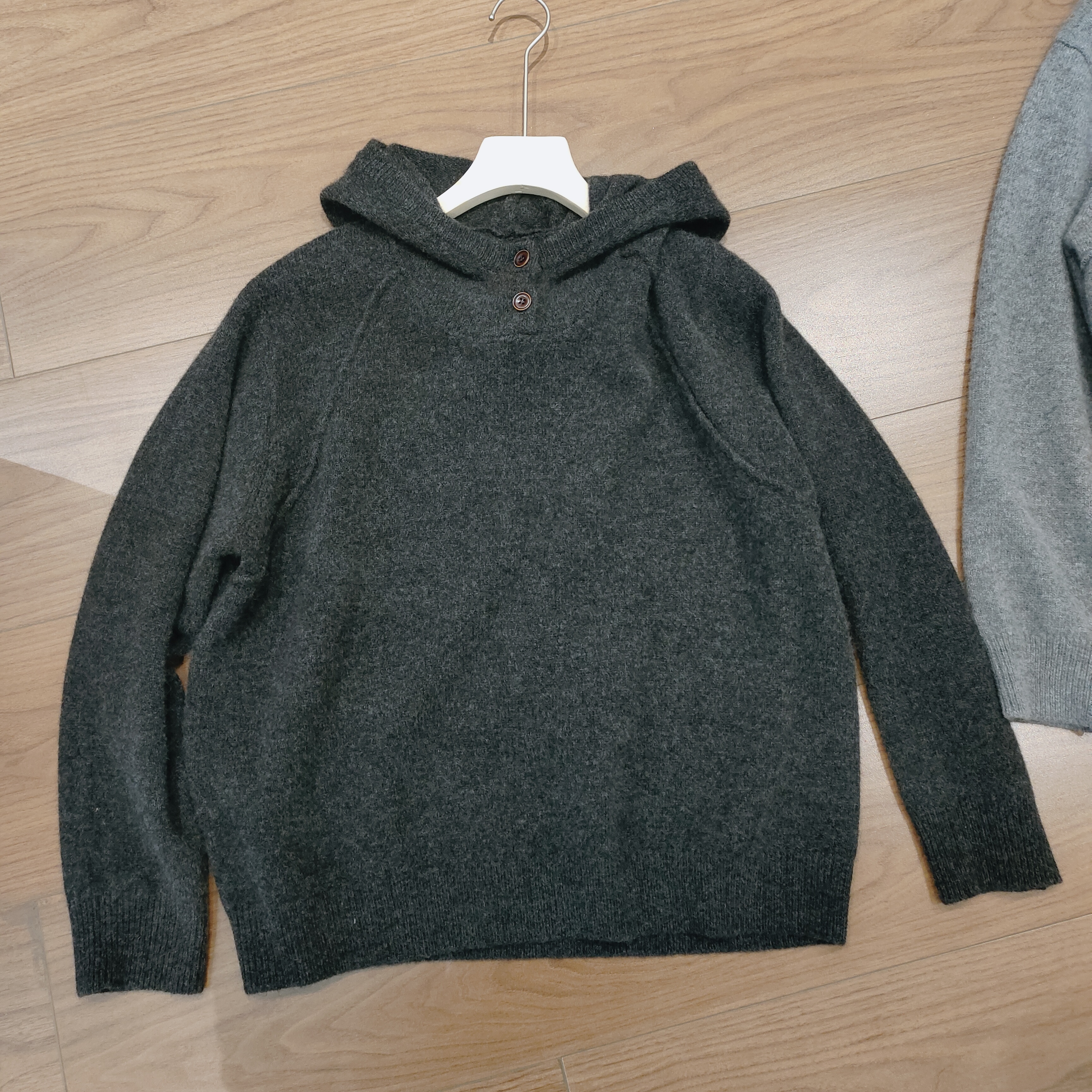 米姗新款羊毛针织领口两粒扣帽衫