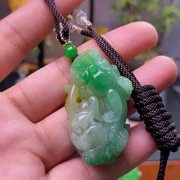 翡翠未镶嵌吊坠(赠链)