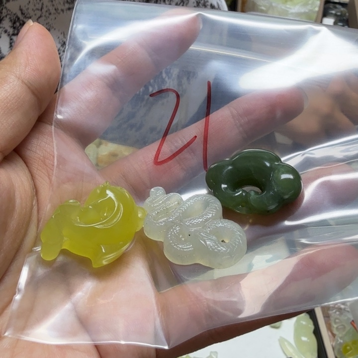 透闪石-蛇纹石玉吊坠未镶嵌