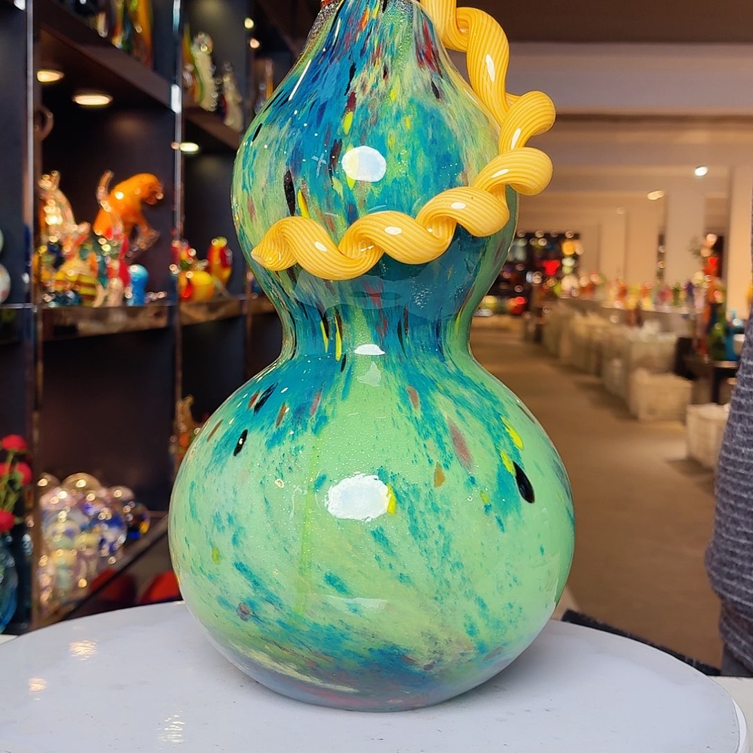 摆件琉璃塔和塔顶建筑构成完整