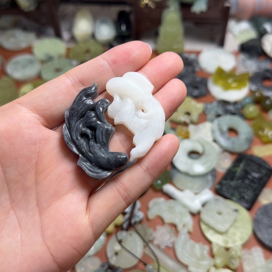 蛇纹石玉未镶嵌颈饰双鱼