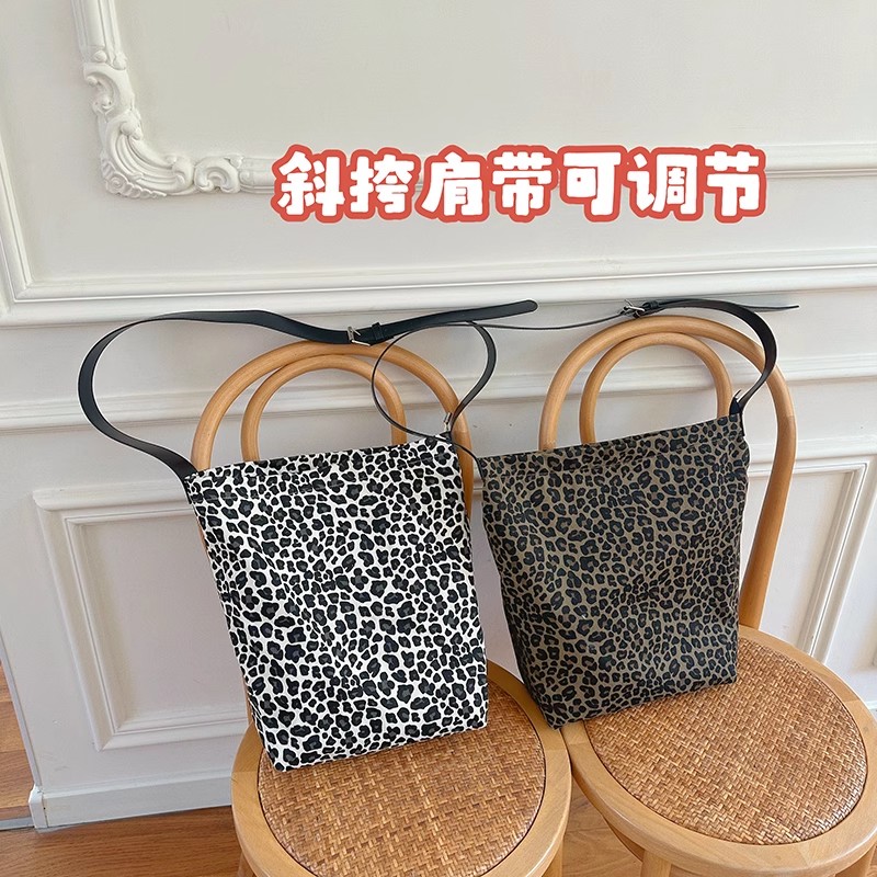 四季潮流新款复古豹纹皮带斜挎ins风韩版简约百搭高级感斜挎包