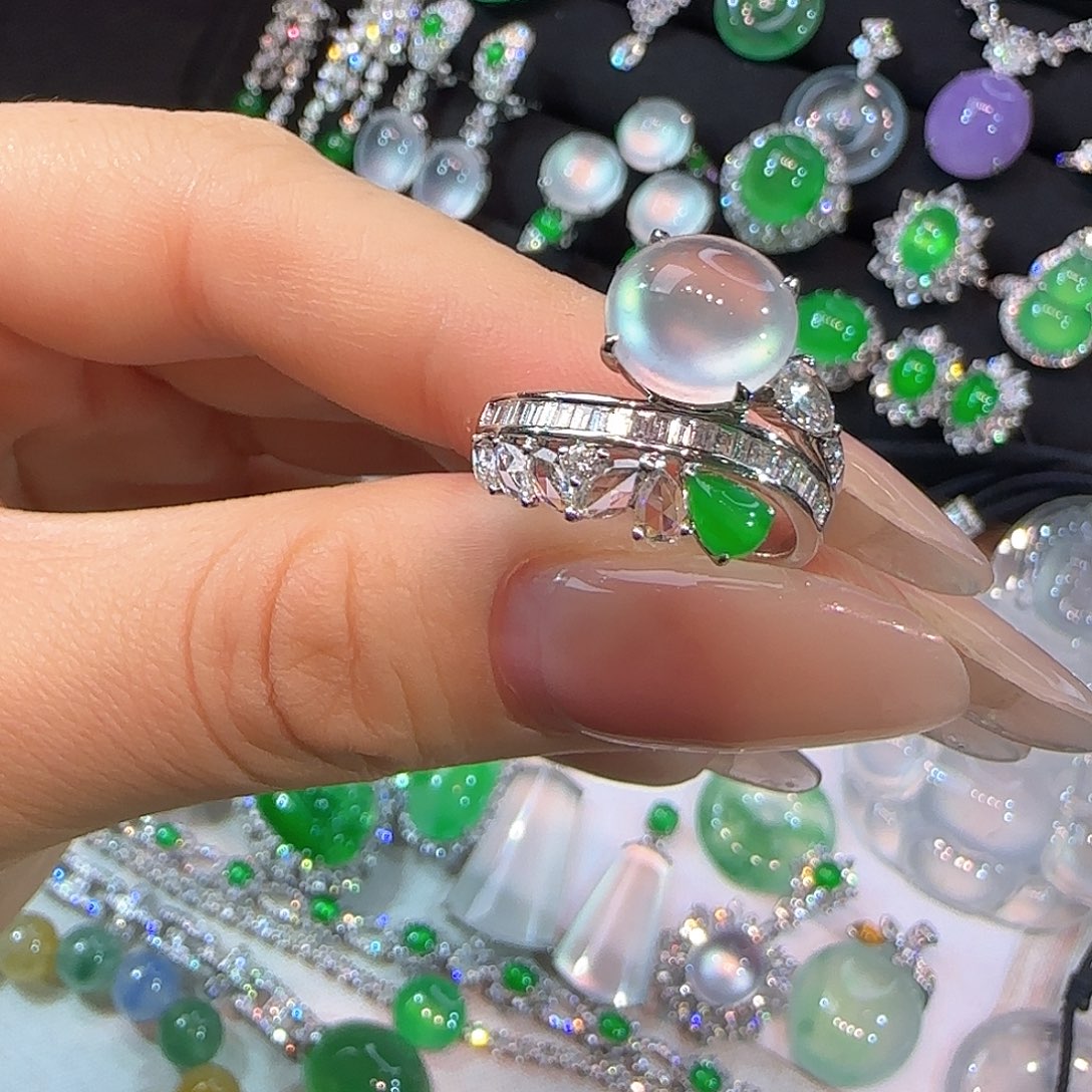 翡翠18K金镶嵌戒指