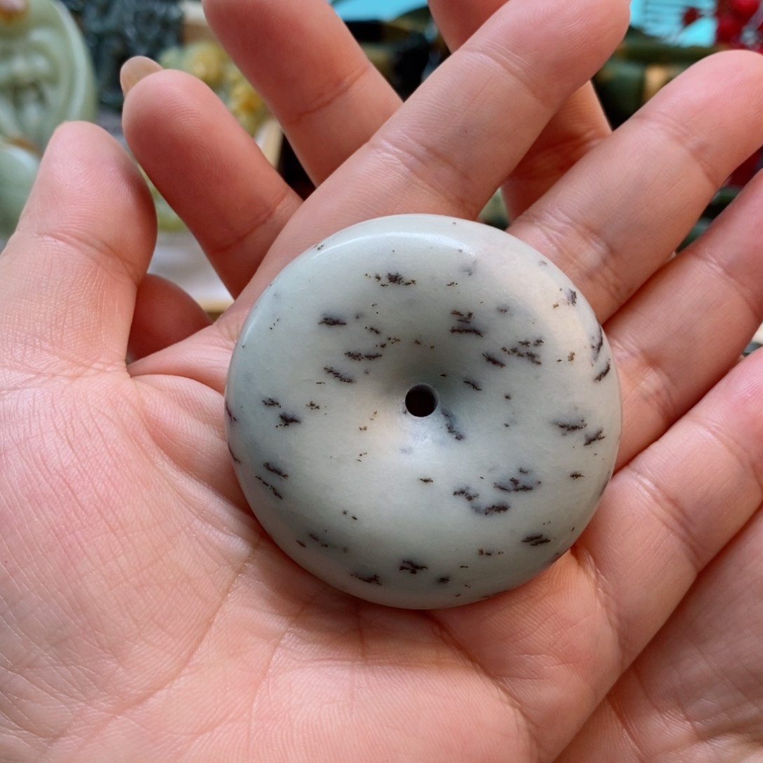 透闪石质玉吊坠未镶嵌