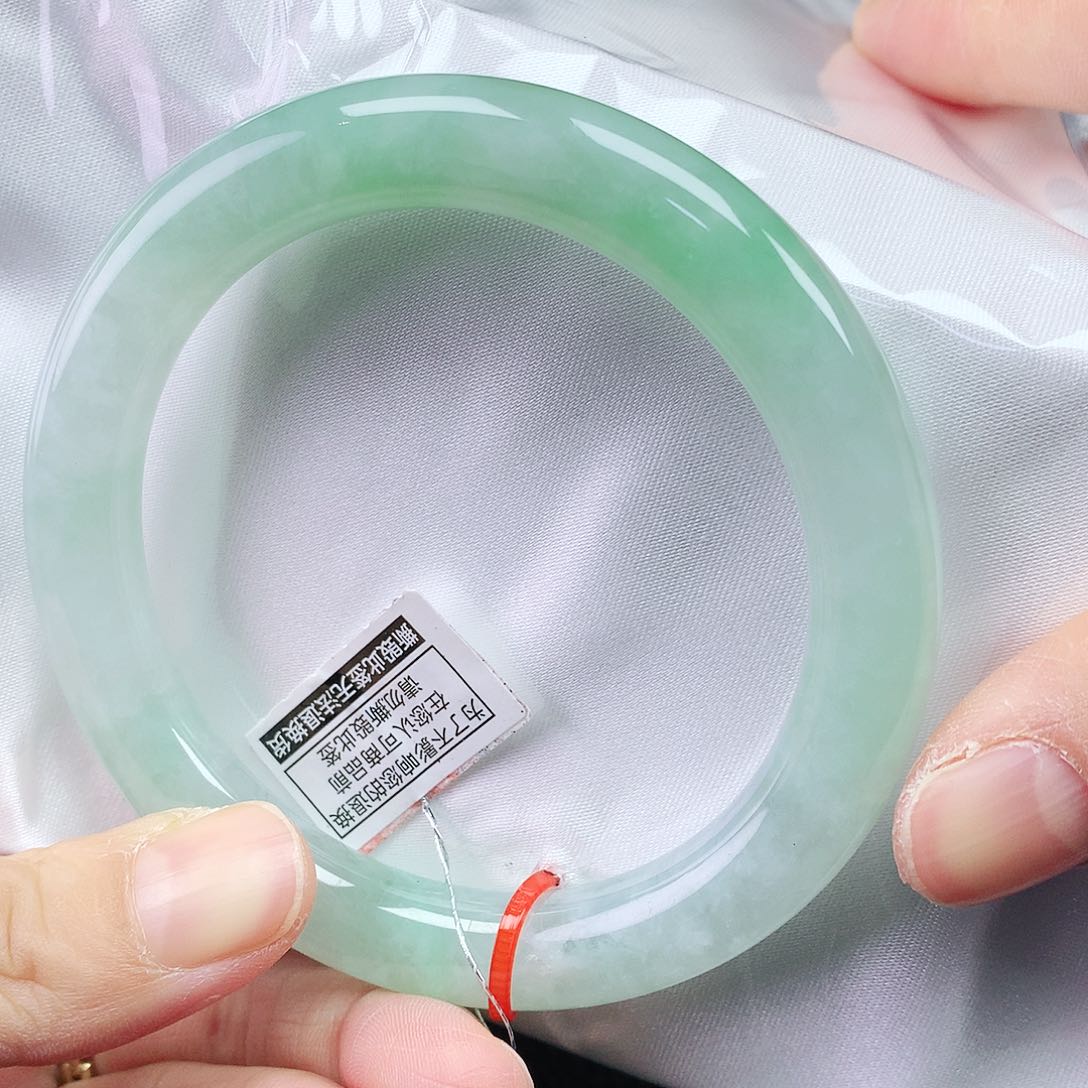 翡翠手镯未镶嵌58+圈 