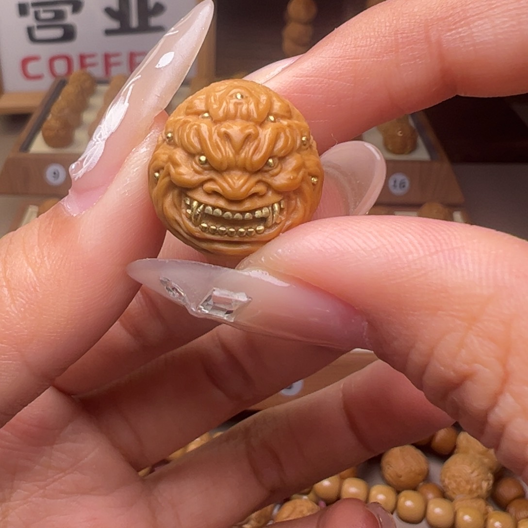 文玩核桃把件镶嵌款九目龙僧18左右尺寸全品有正常封口线