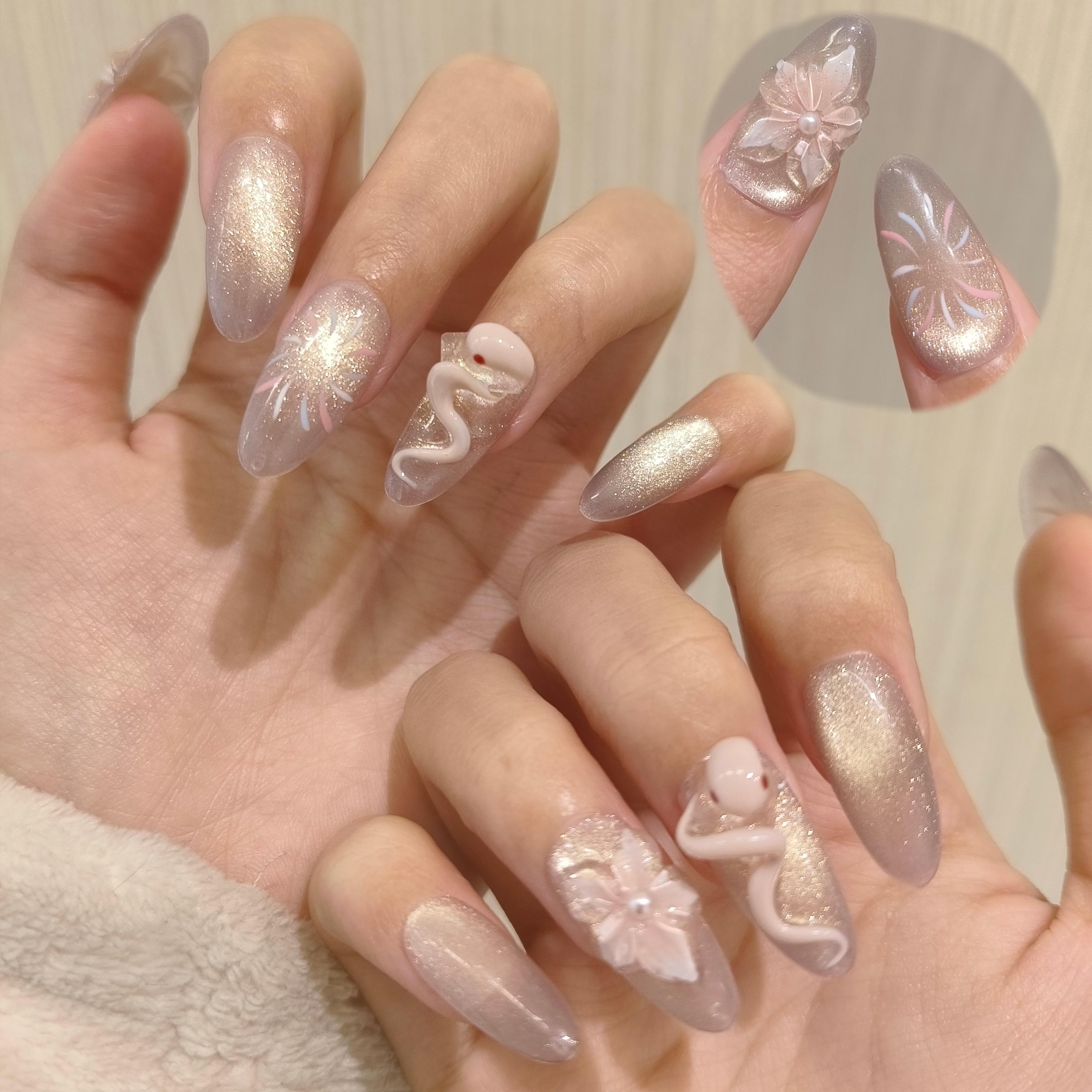 新蛇年穿戴甲烟花猫眼雕花中长美甲气质爆闪可拆卸新款中长款摘戴