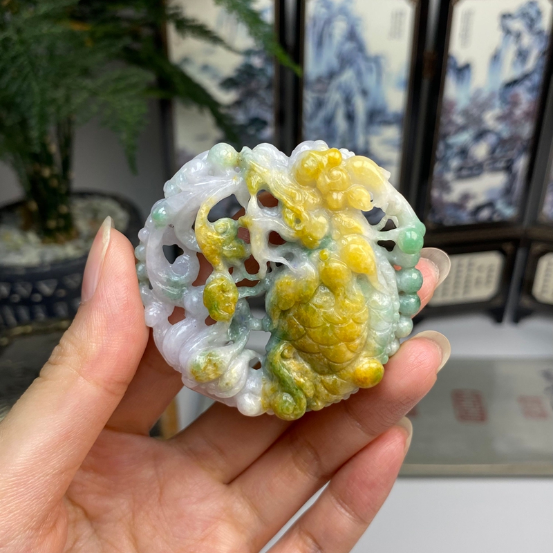 黄加绿俏色镂空鱼化龙独占鳌头挂件 天然翡翠A货