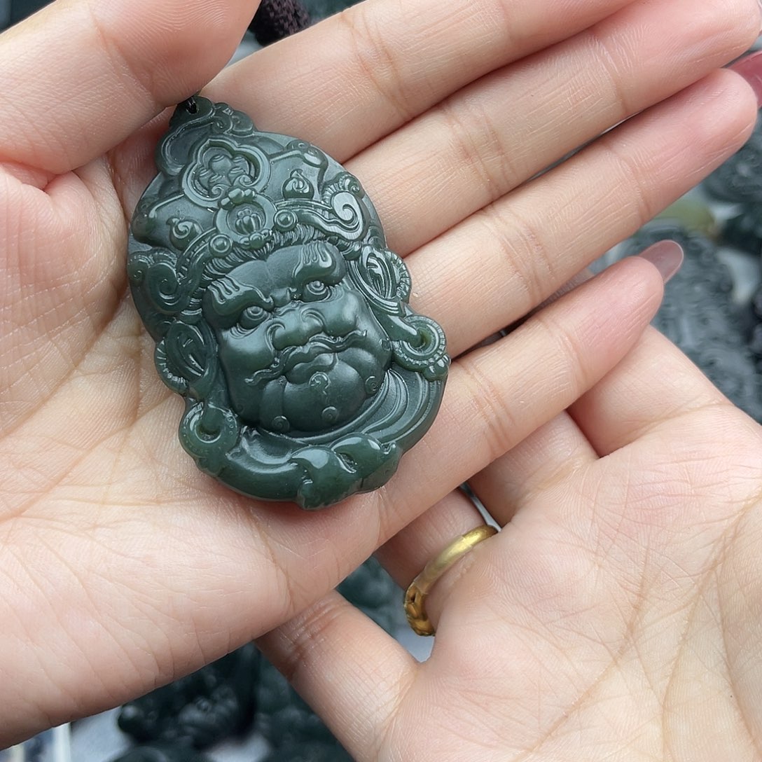 和田玉颈饰未镶嵌胡****?