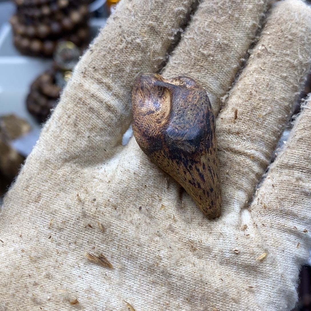 曲***.沉香沉香碎屑树钉4克