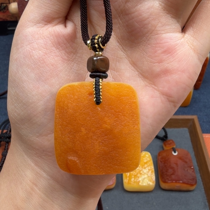 蜜蜡未镶嵌吊坠(赠链)