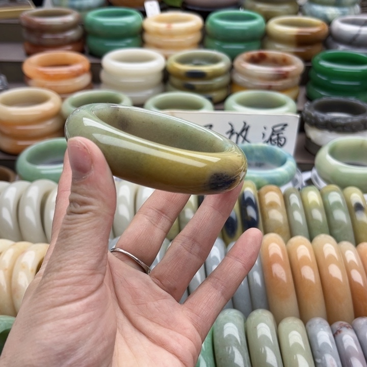 石英质玉手镯未镶嵌