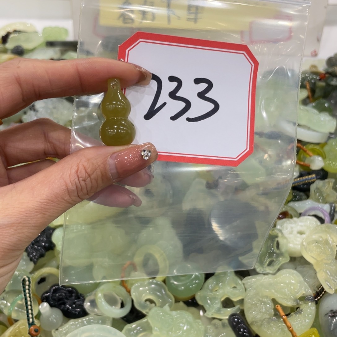 蛇纹石玉颈饰未镶嵌