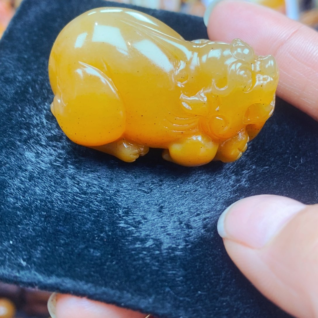 未镶嵌石英质玉（黄龙玉）颈饰