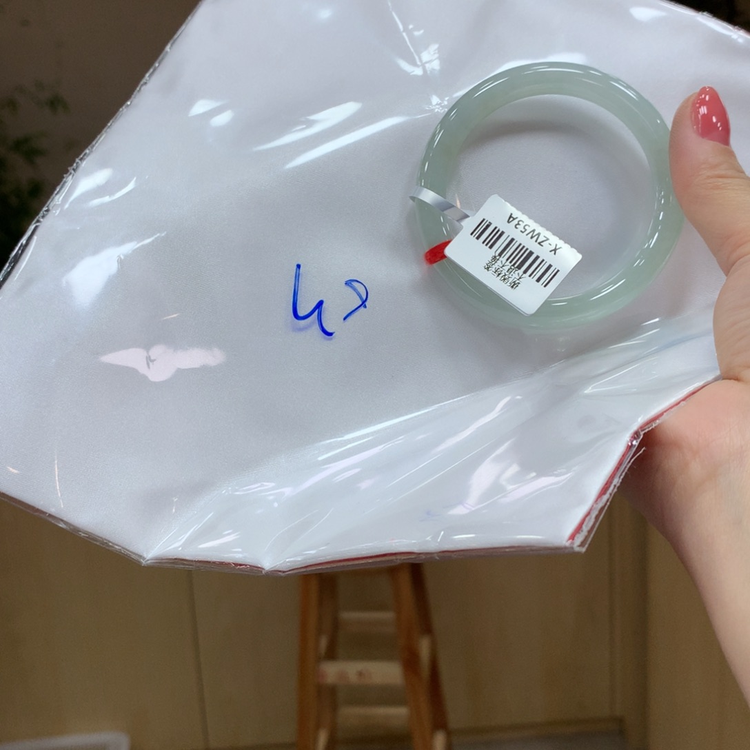 翡翠手镯未镶嵌不退不换