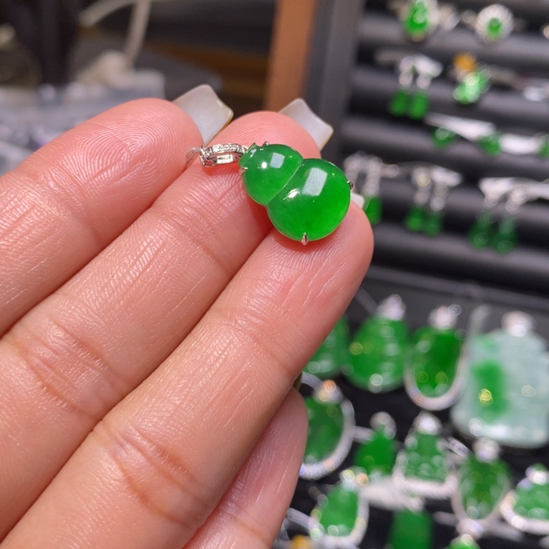 翡翠颈饰18K金镶嵌葫芦吊坠