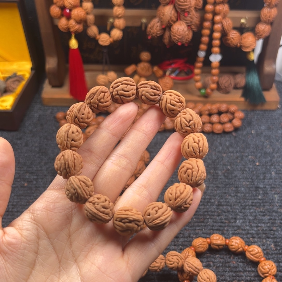 红***仙吊坠桃核桃枭手串L3