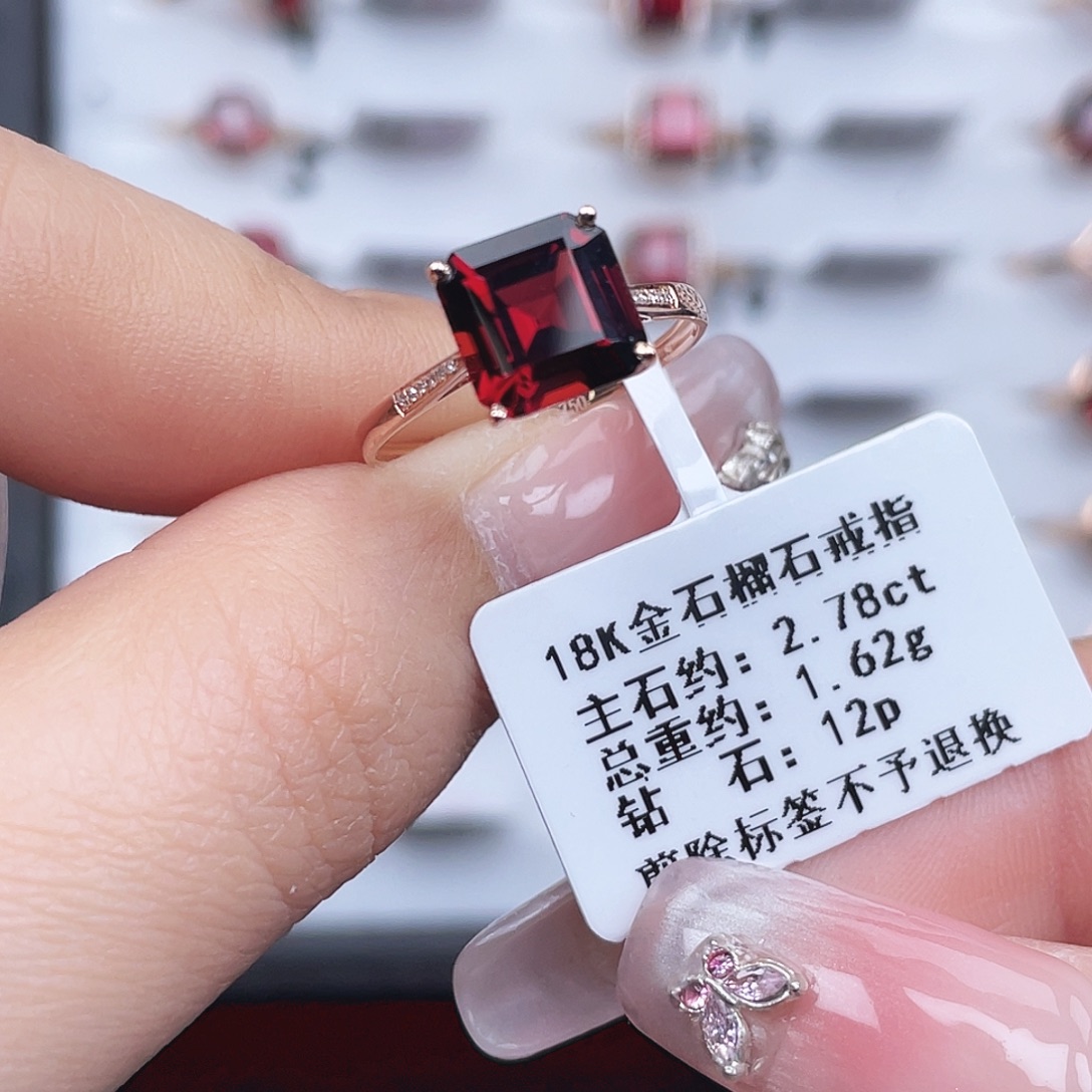 18K金镶嵌石榴石戒指