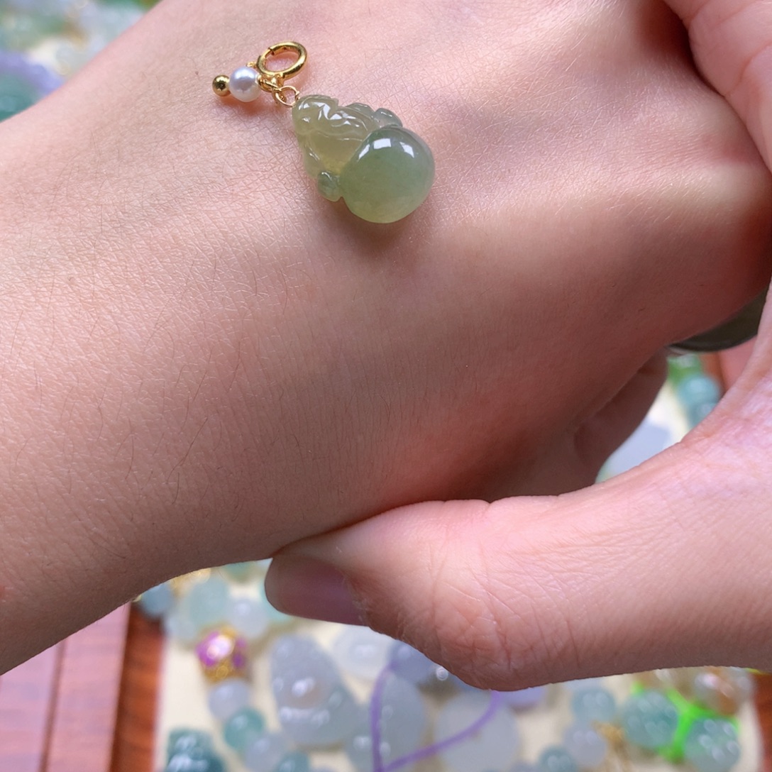 翡翠未镶嵌颈饰是