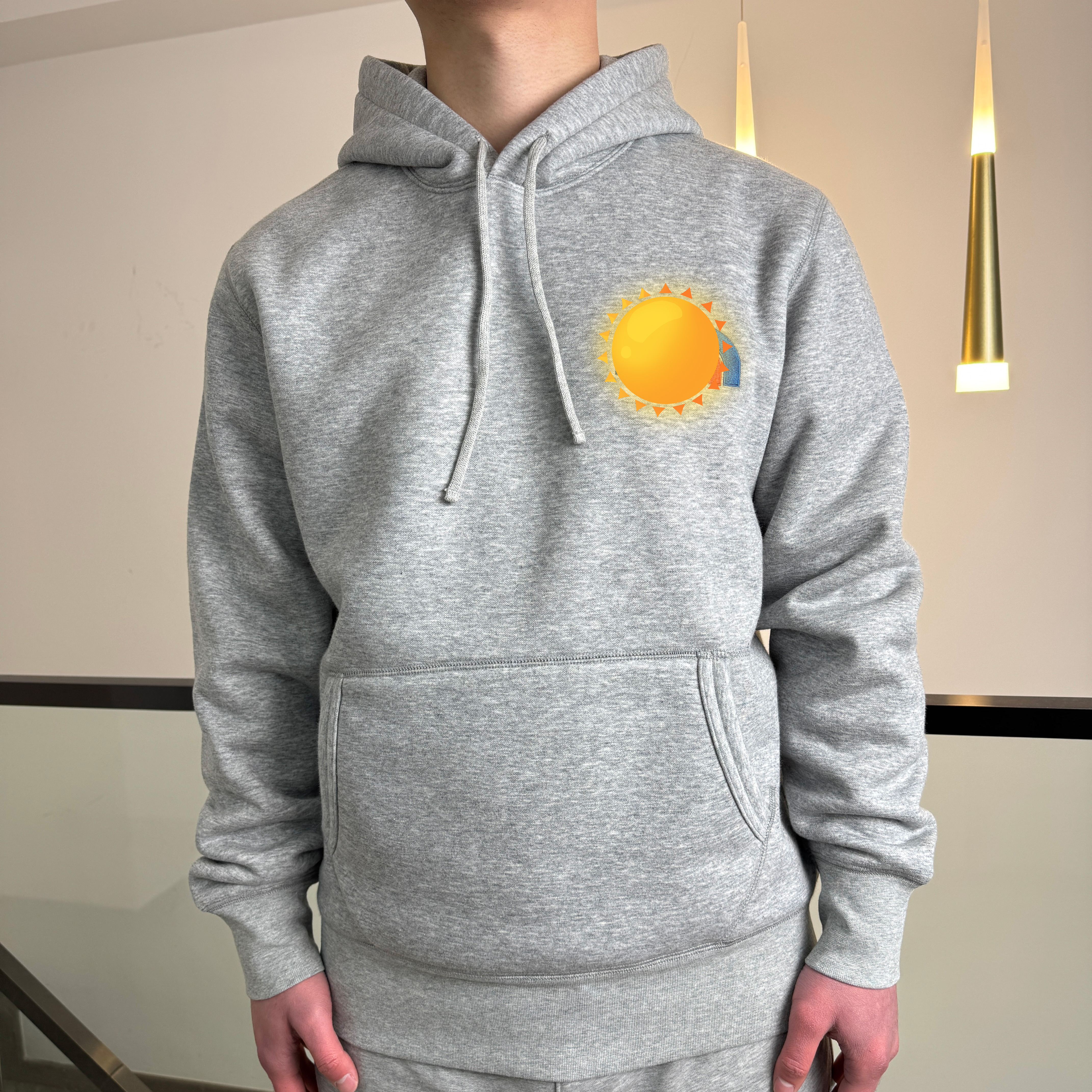 太阳刺绣连帽加绒卫衣
