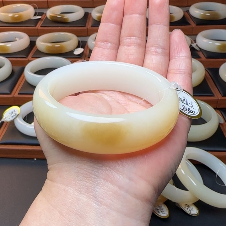 和田玉未镶嵌手镯 宽胎 糖白半山水