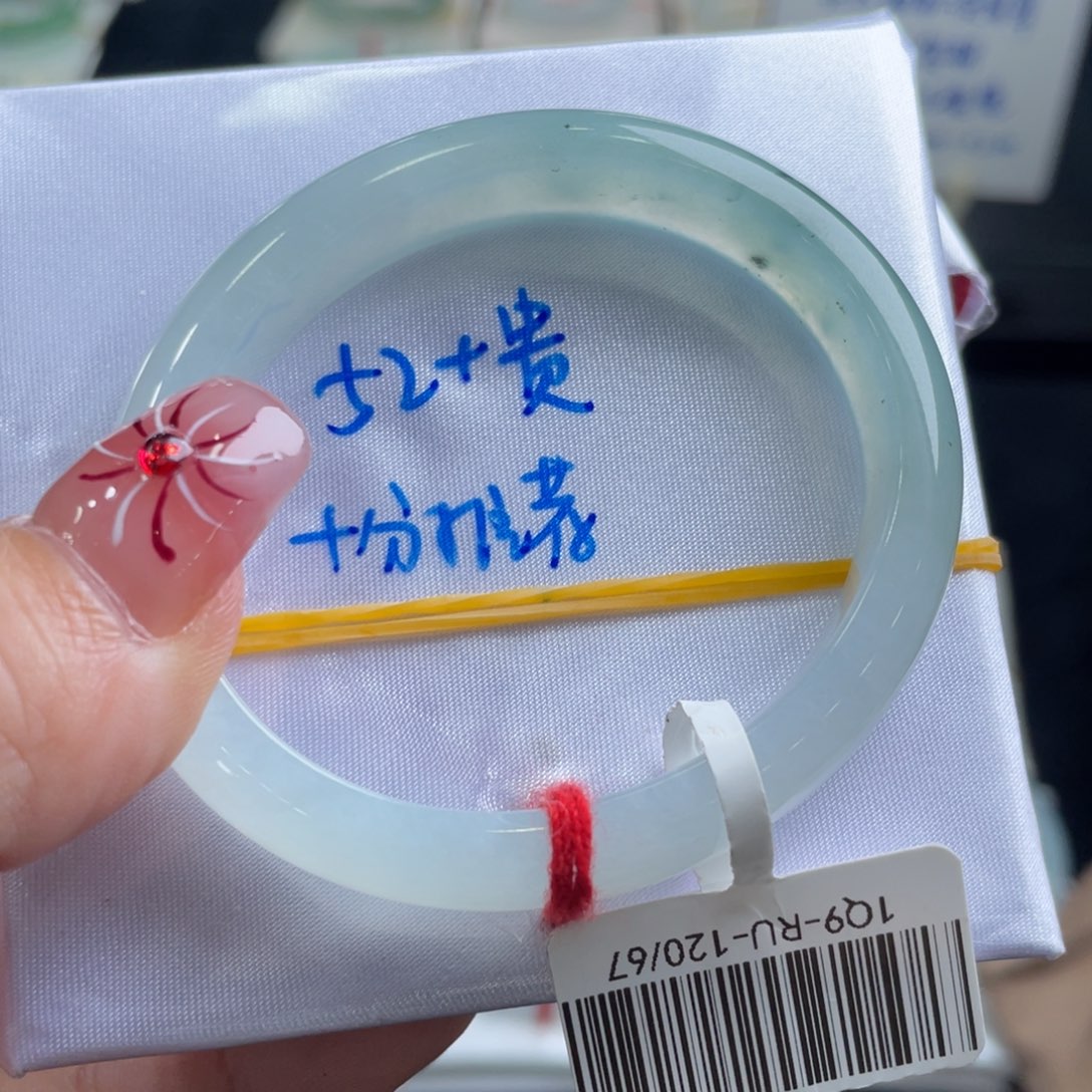 翡翠手镯未镶嵌?*．翡翠手镯