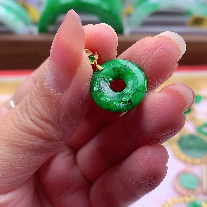 翡翠颈饰18K金镶嵌翡翠