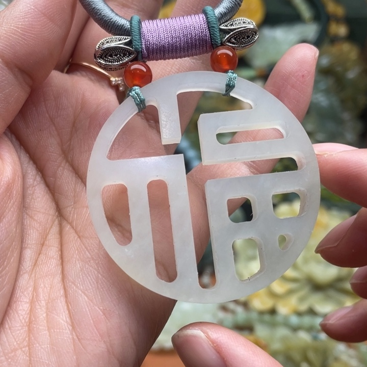 蛇纹石玉吊坠合金