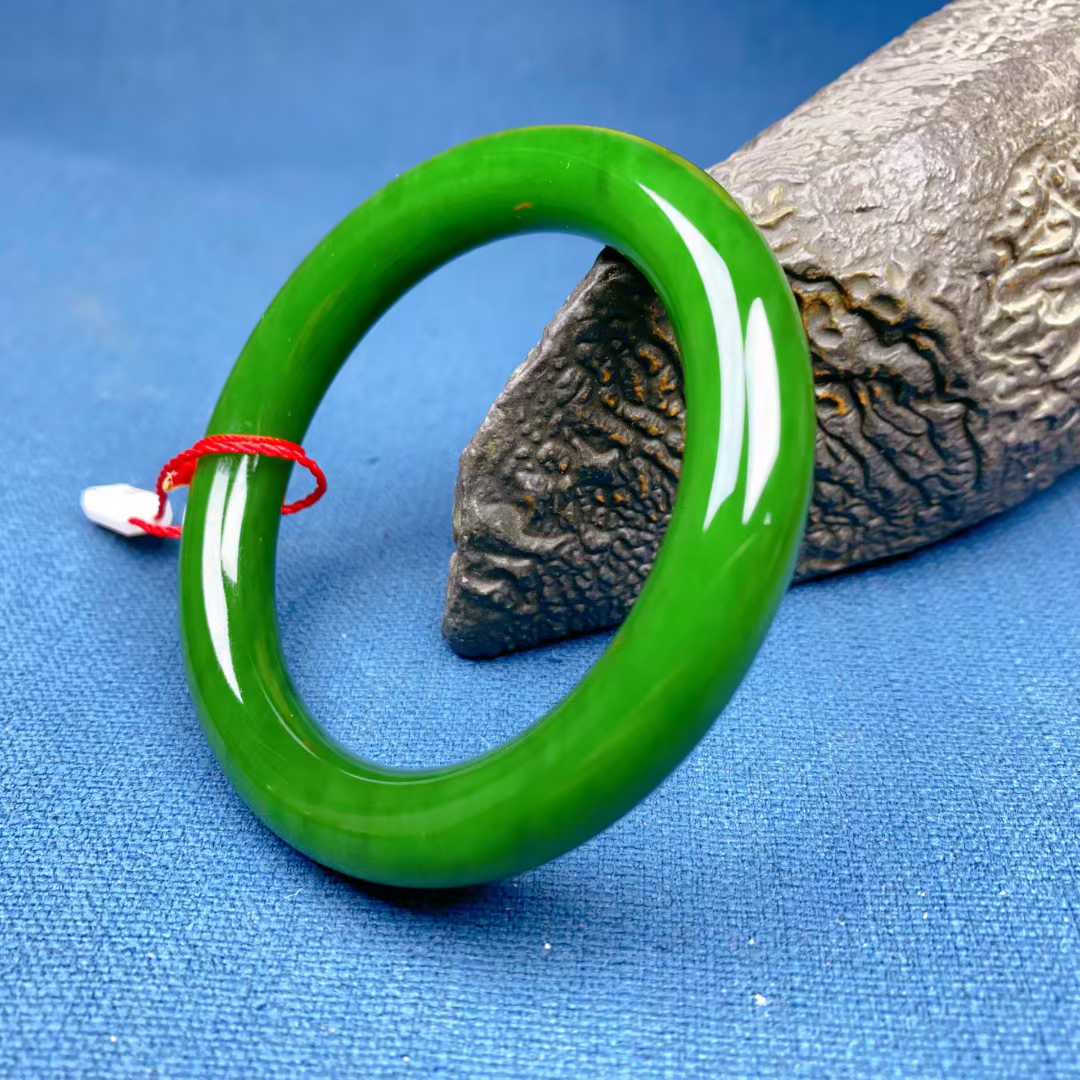 新疆直发和田玉镯子老坑料碧玉辣绿精美女士圆条手镯55.5mm