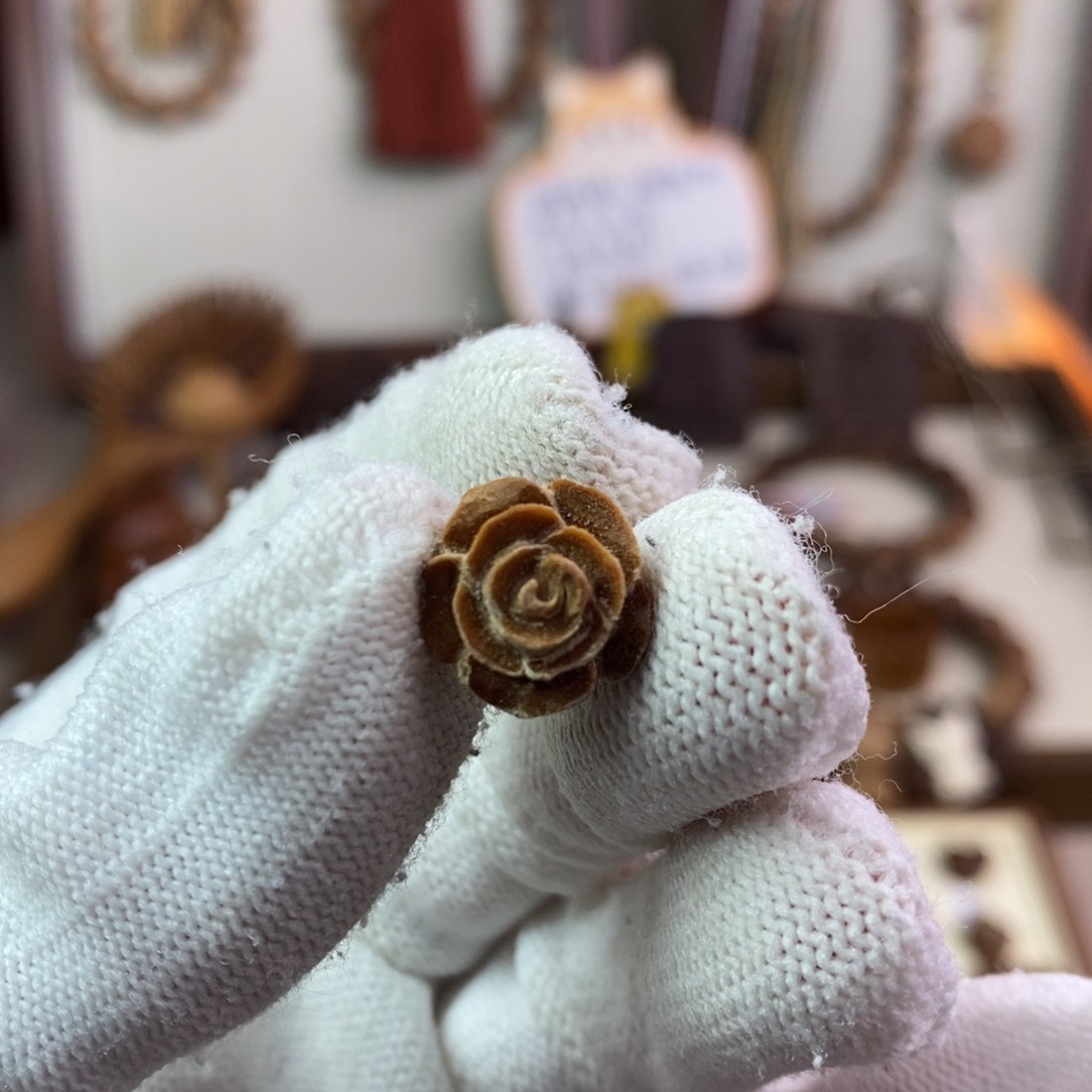 檀香木吊坠印度迈索尔老山檀瑕疵玫瑰花1.2