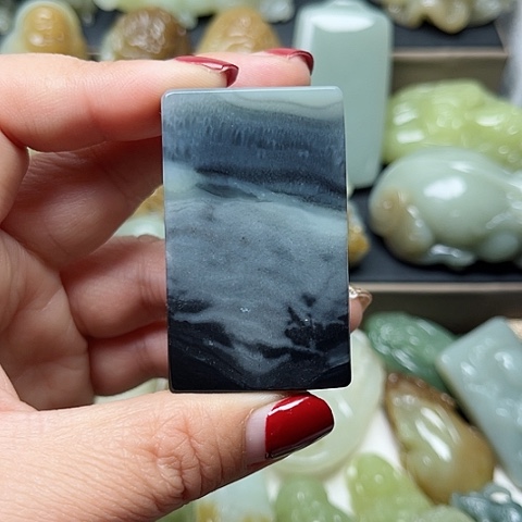 颈饰未镶嵌和田玉龍**人