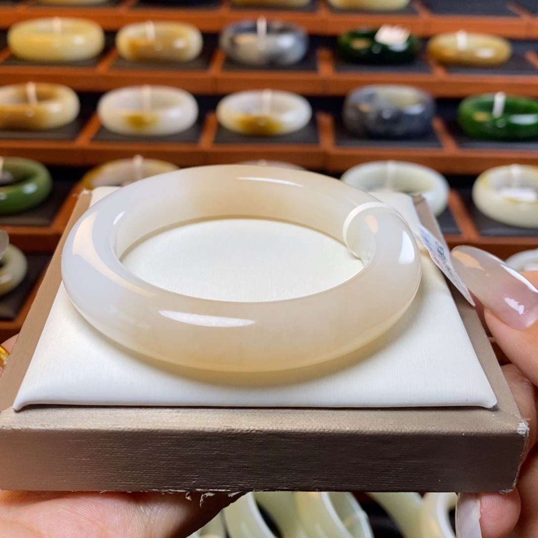 未镶嵌手镯和田玉（糖玉）55圈