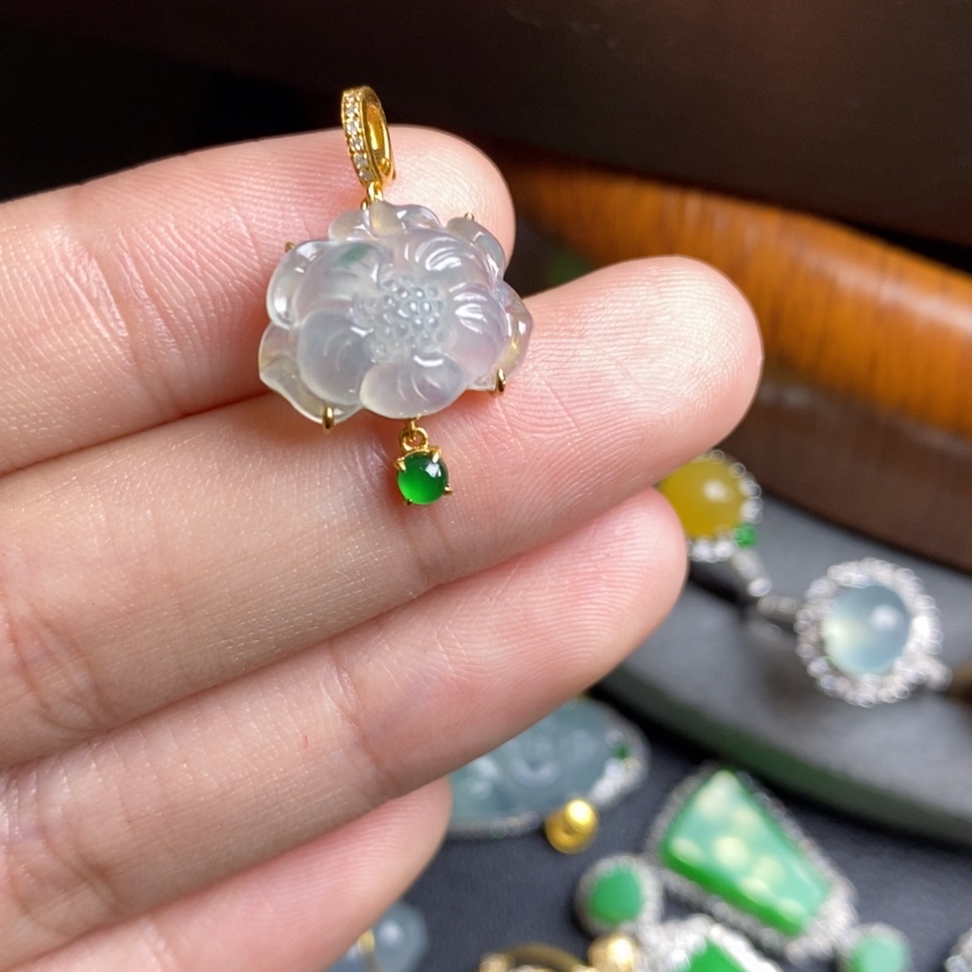 翡翠颈饰18K金镶嵌18Ｋ金莲花吊坠