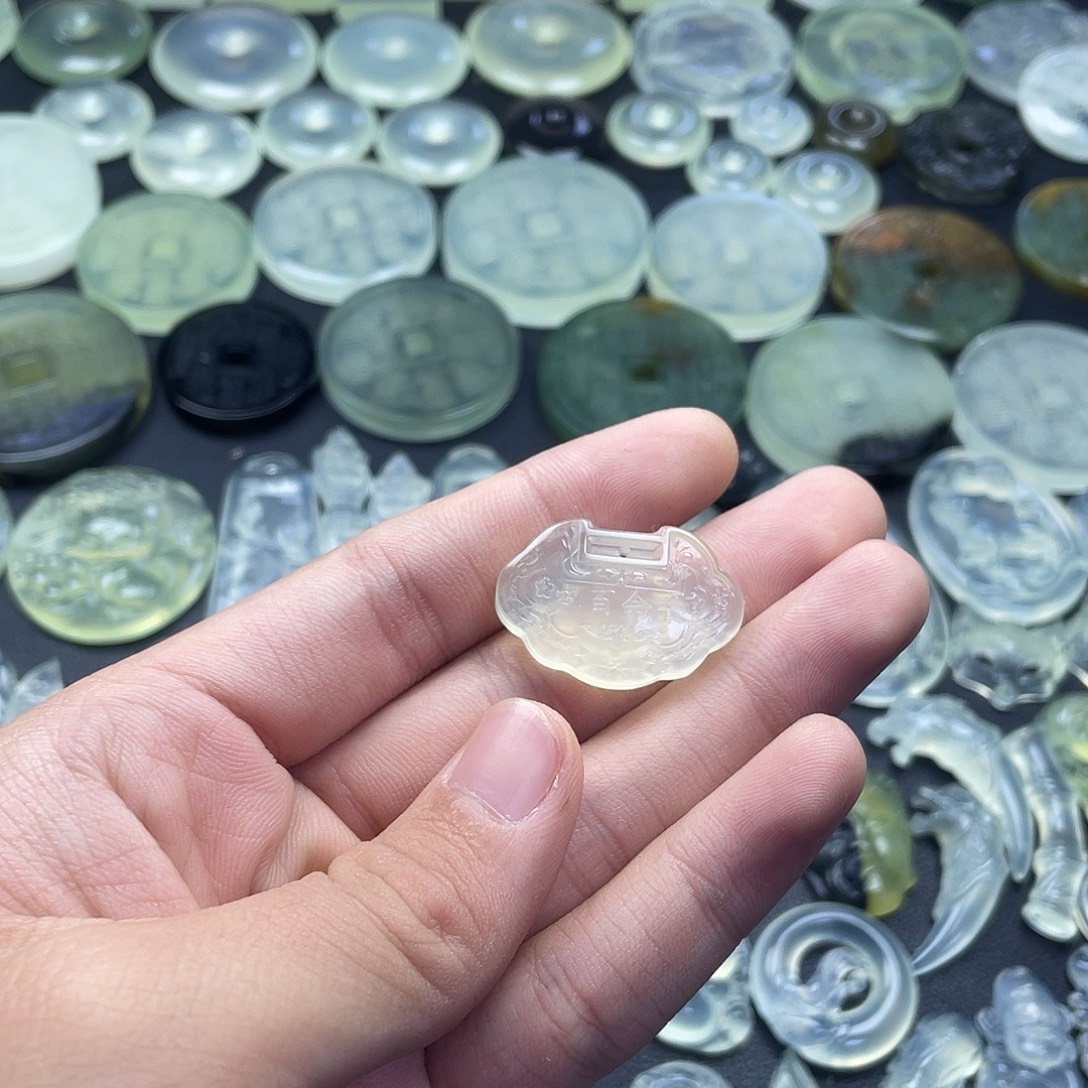 岫玉未镶嵌颈饰长命百岁锁