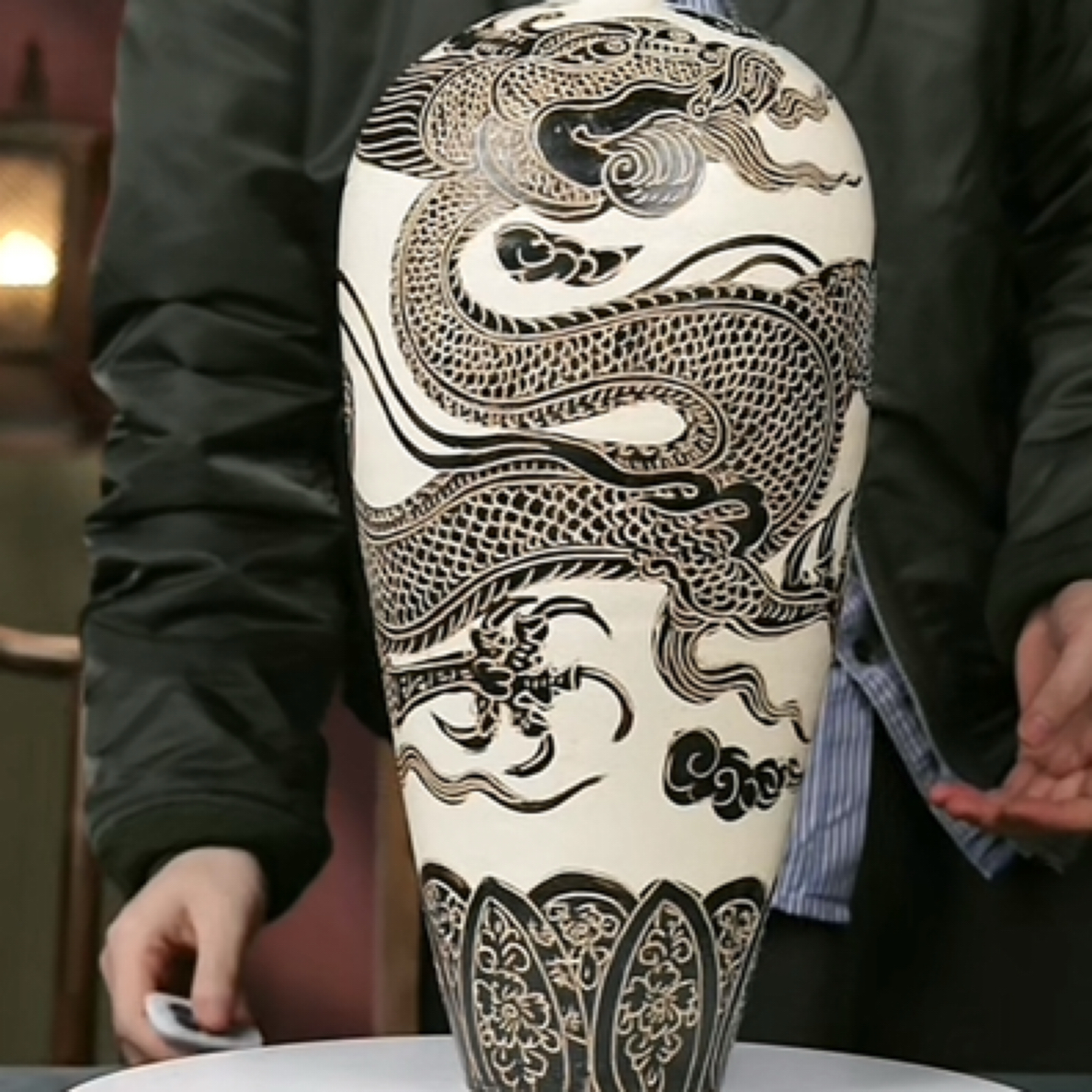 M磁州窑白瓷墨彩剔刻龙纹梅瓶