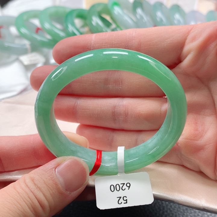 翡翠手镯未镶嵌缅甸A货翡翠手镯贵妃