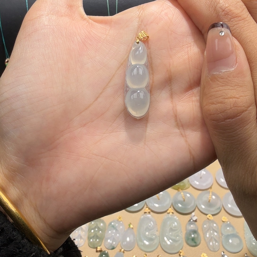 美***️翡翠18K金镶嵌颈饰