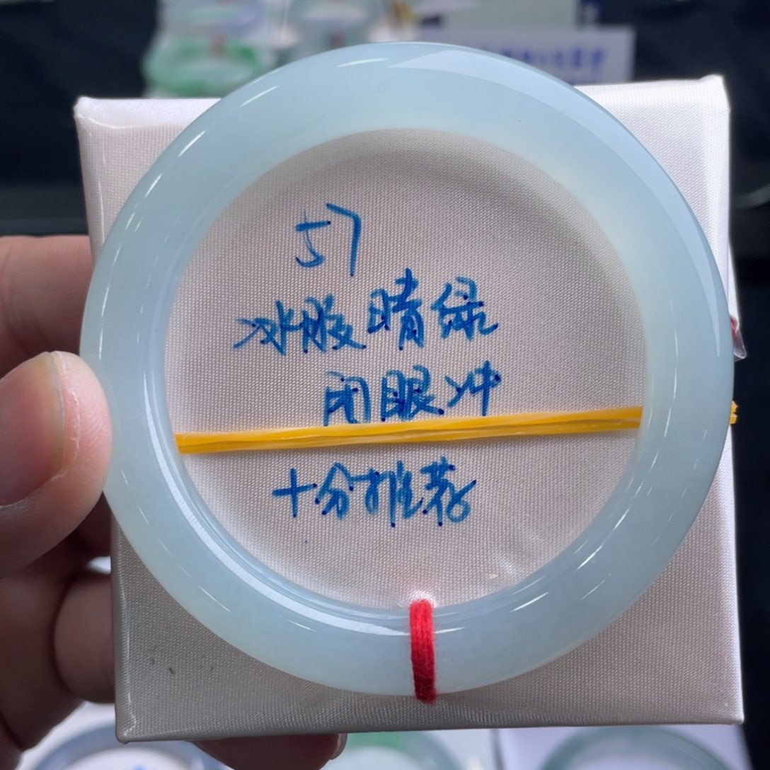 翡翠手镯未镶嵌翡翠手镯