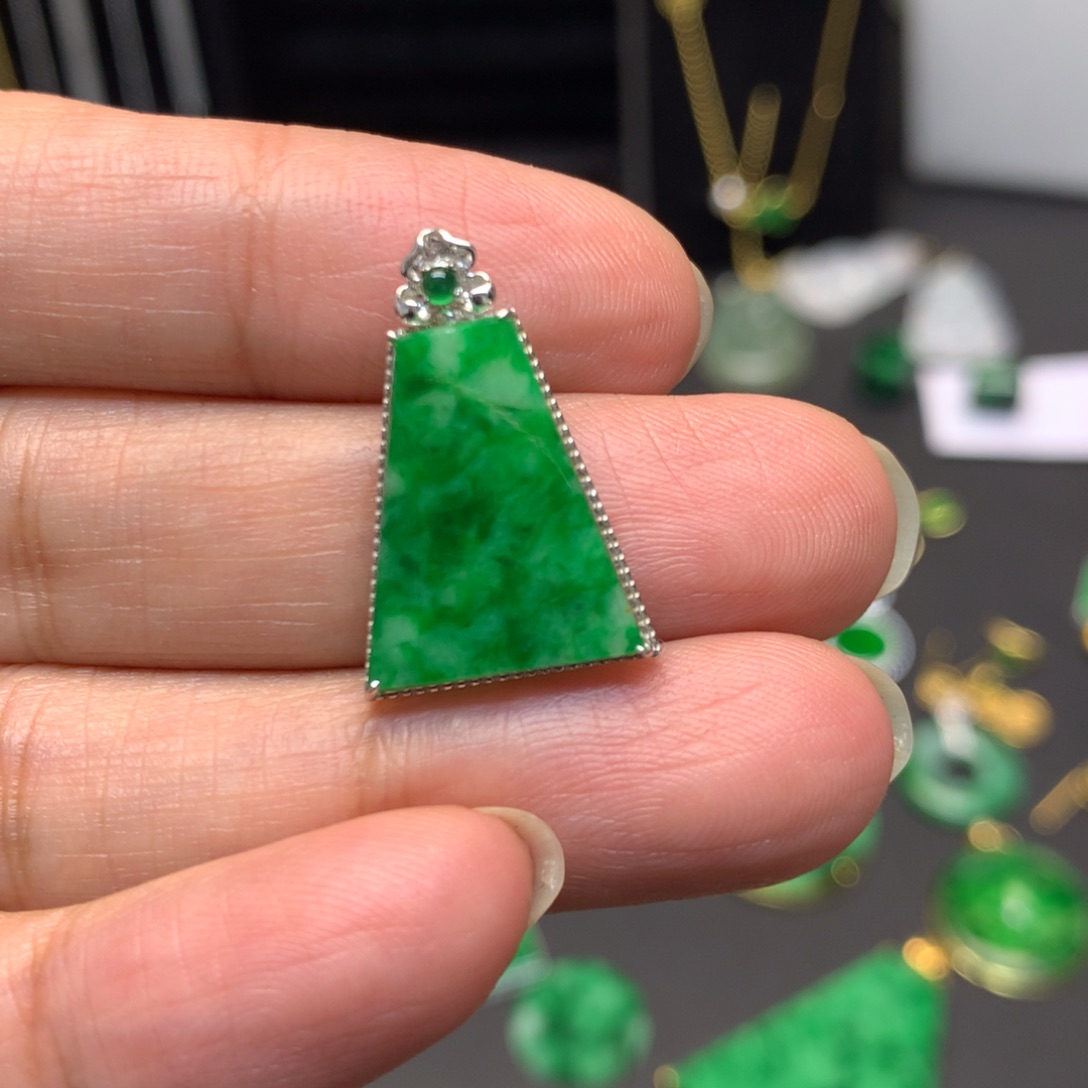 老***事翡翠18K金镶嵌吊坠(不含链)有纹裂