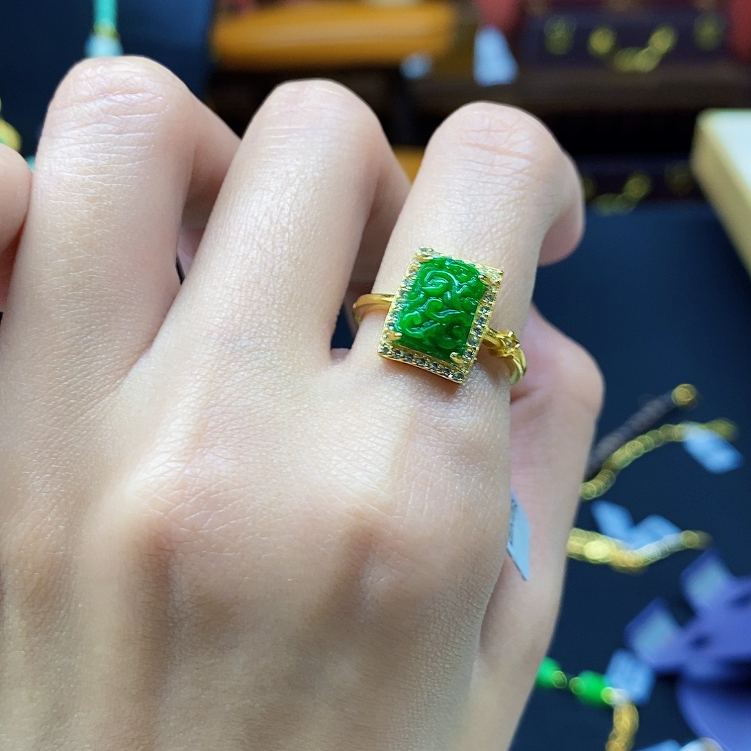 翡翠未镶嵌颈饰戒指