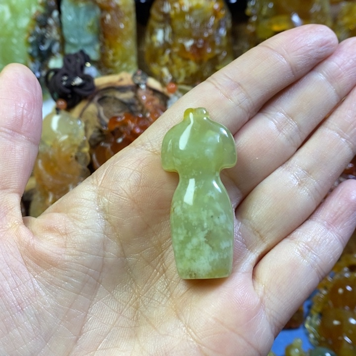 蛇纹石玉颈饰未镶嵌