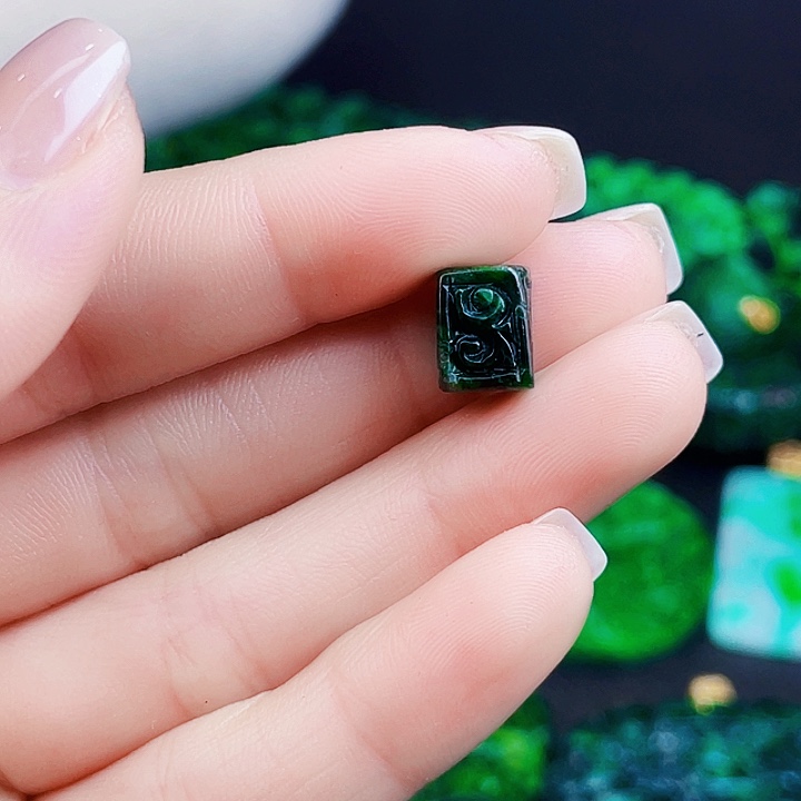 翡翠未镶嵌颈饰多样性