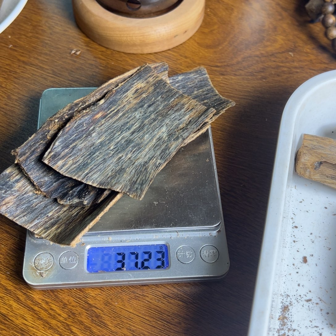 陈***傅沉香碎屑沉香黑棋树皮37克