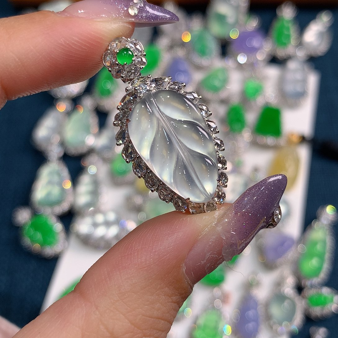 翡翠颈饰18K金镶嵌叶子