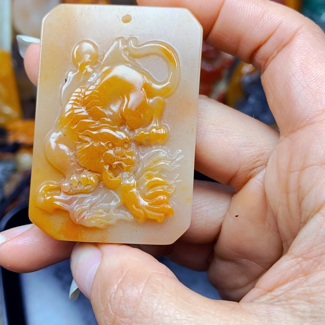 石英质玉（黄龙玉）未镶嵌颈饰