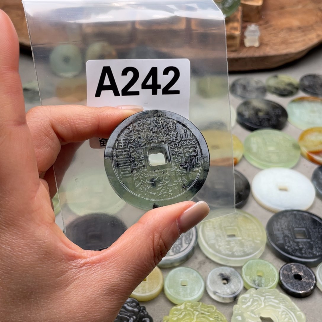 蛇纹石玉颈饰未镶嵌两***卡